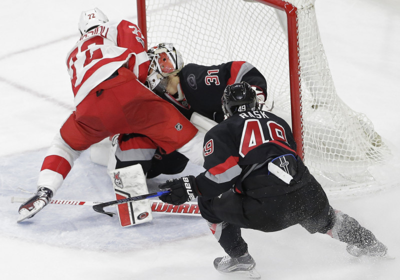 "Red Wings" un "Lightning" uzvar pagarinājumos