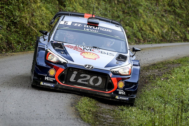 Korsikas WRC rallijā līderis Noivils, Mīke izstājas