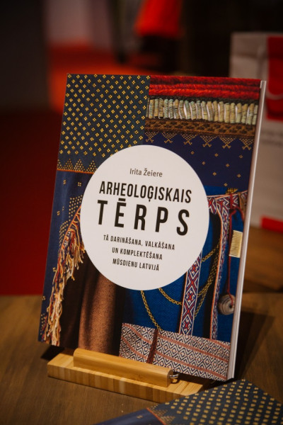 Izdota grāmata “Arheoloģiskais tērps. Tā darināšana, valkāšana un komplektēšana mūsdienu Latvijā”