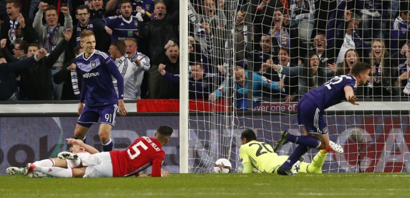 ''Anderlecht'' pašās spēles beigās izrauj neizšķirtu pret ''United'', ''Ajax'' pārspēj ''Schalke''