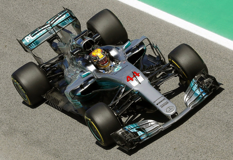 Hamiltons un Botass favorīti Barselonā pēc pirmajiem treniņiem