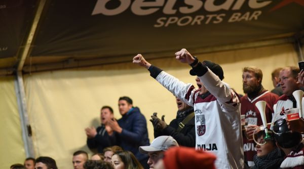 Iespēja PČ izšķirošās spēles vērot Fanuteltī pie Kongresu nama