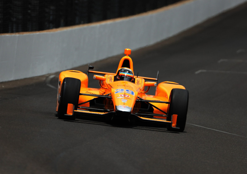 Alonso izcīna piekto starta vietu "Indy 500" kvalifikācijā, uzvar Diksons