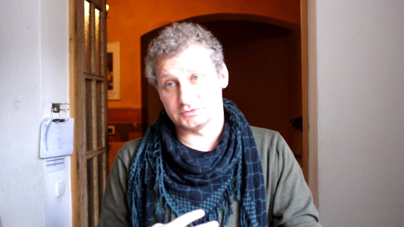 Ar lugas “Uzvarēt var tikai viens” autoru Ivo Briedi sarunājas dramaturģe Justīne Kļava