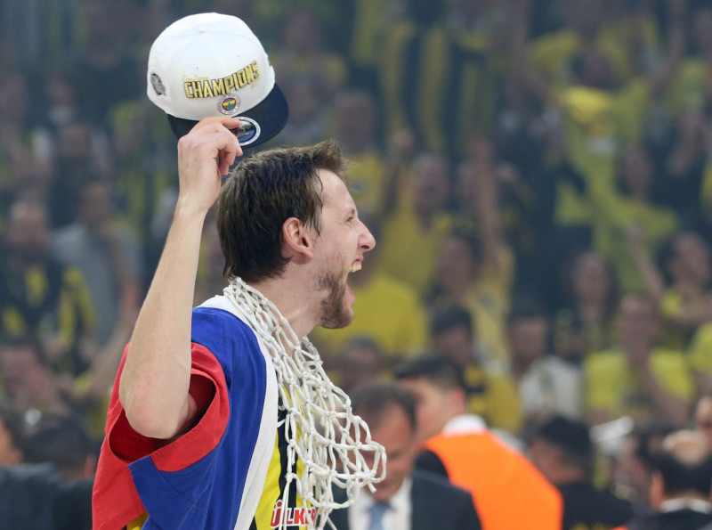"Mavericks", "76ers" un "Nets" ieinteresēti atgriezt Veseliju NBA