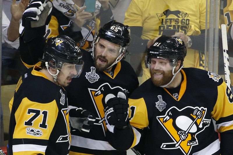''Penguins'' savā laukumā iznīcina ''Predators'' un atgūst vadību sērijā
