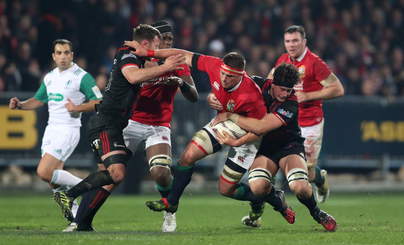 Britu un īru lauvas uzveic "Super Rugby" līderus