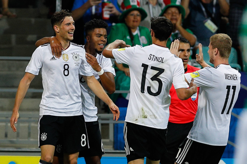 Piecu vārtu spēlē Vācija skaistā veidā pieveic Meksiku, iekļūstot finālā