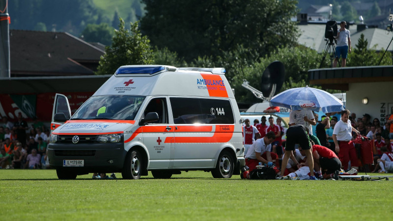 Spēles laikā saļimušajam "Ajax" pussargam konstatēti smagi bojājumi smadzenēm