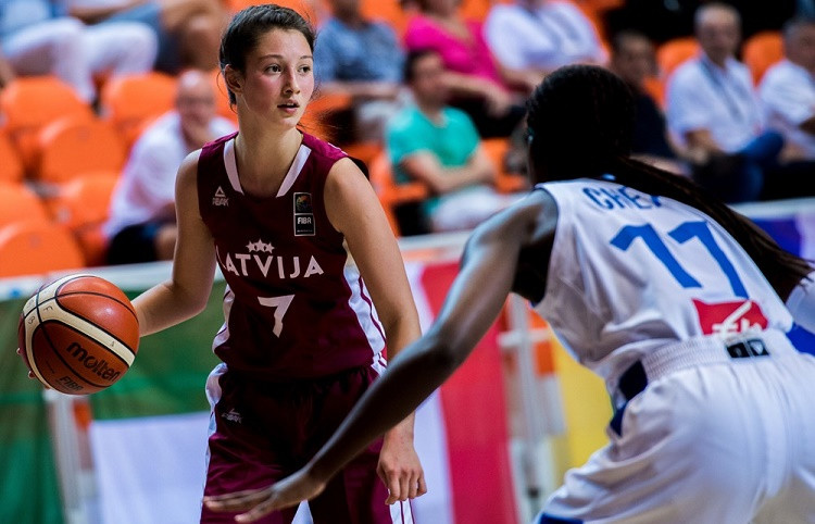 U16 meitenes sparīgi cīnās zem groziem, taču pieļauj 27 kļūdas pret Franciju