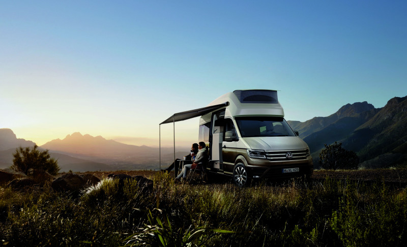 Auto pieredzējušiem ceļotājiem - Volkswagen California XXL ar augsto jumtu, virtuvi un vannasistabu