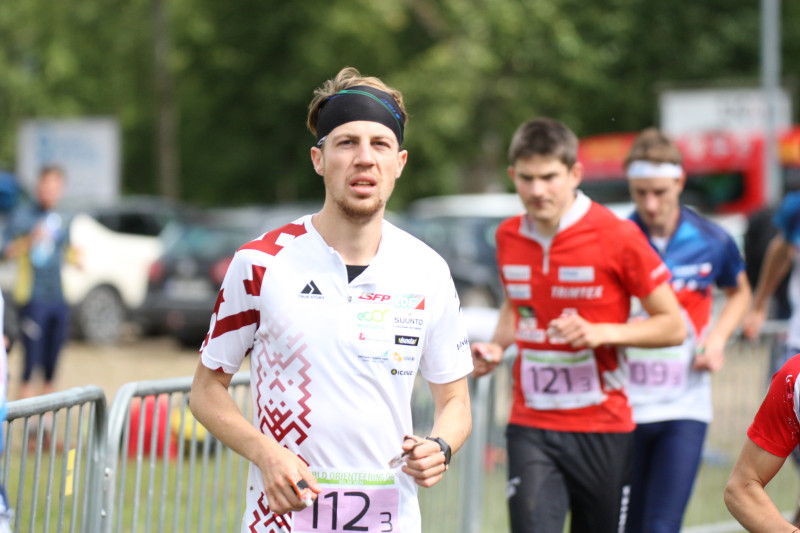 Latvijas vīru komandai piektā, bet dāmām - sestā vietā Pasaules kausa stafetēs