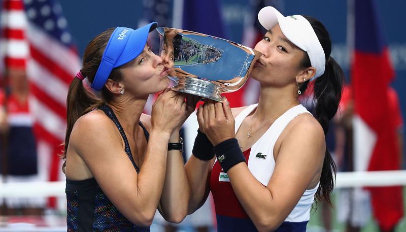 Hingisai otro dienu pēc kārtas "US Open" dubultspēļu tituls