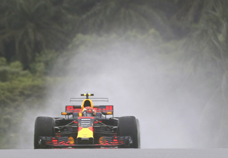 Slapjajā Sepangas trasē ātrākie "Red Bull" piloti un Alonso