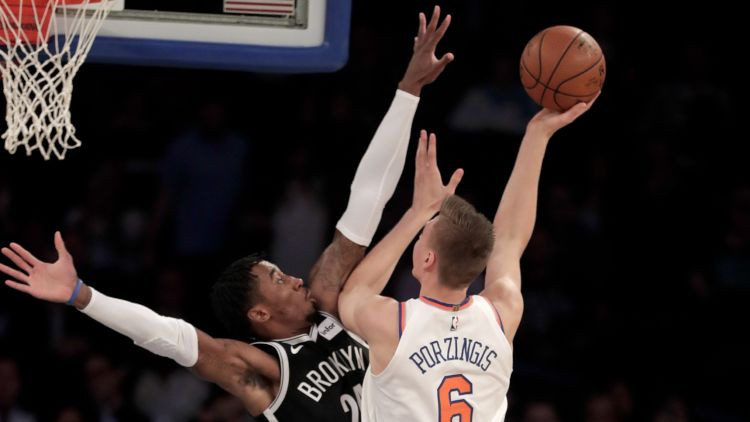 Porziņģim 15 punkti "Knicks" zaudējumā pirmajā pārbaudes spēlē