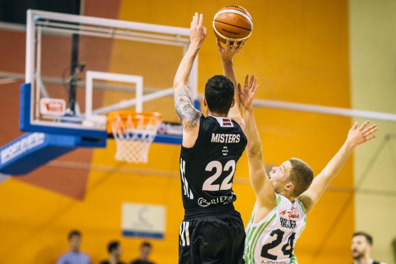 Misters ar četriem trejačiem kaldina VEF trešo uzvaru LBL