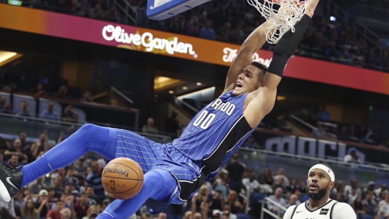 ''Cavaliers'' grūtā spēlē sagādā "Bulls" trešo zaudējumu; Gordonam 41+12