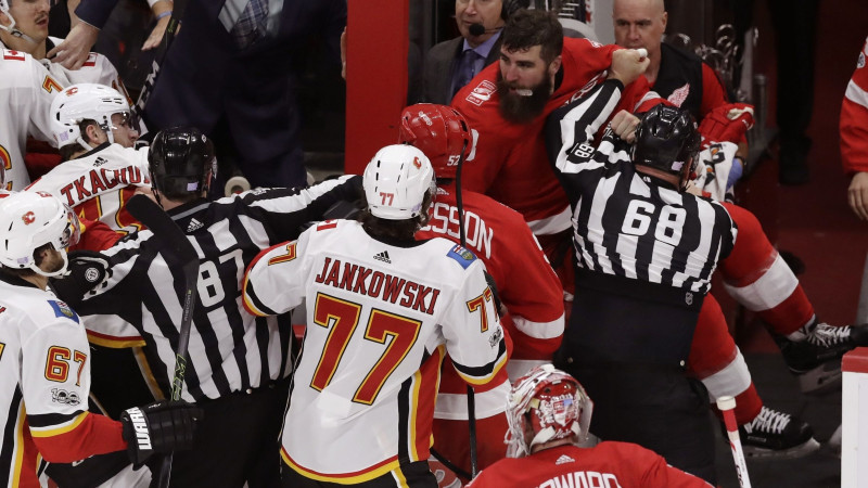 "Red Wings" uzbrucējam par kautiņu piespriež desmit spēļu diskvalifikāciju