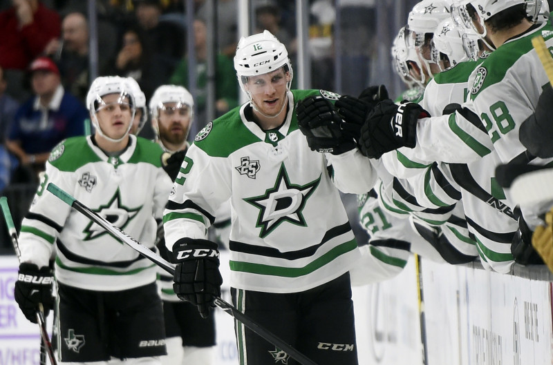 Faksam "hat-trick" septiņās minūtēs, "Stars" atstāj sausā "Golden Knights"