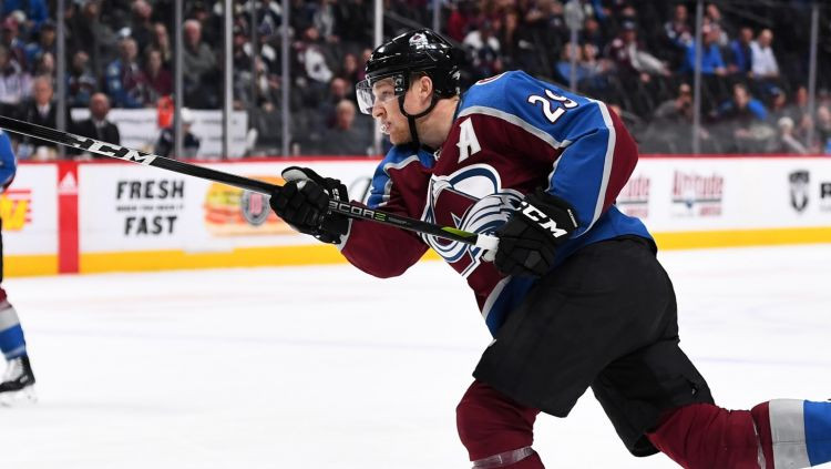 "Avalanche" uzbrucējs Makinons atzīts par mēneša pirmo zvaigzni NHL