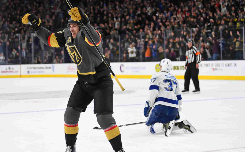 "Golden Knights" pēdejās sekundēs izrauj uzvaru pār "Lightning"
