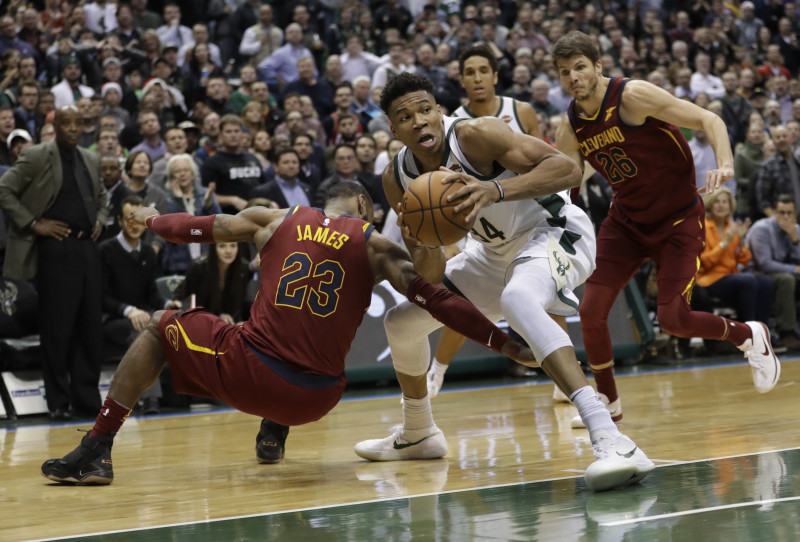 Adetokunbo un Džeimsa duelī "Bucks" pārtrauc "Cavs" uzvaru sēriju