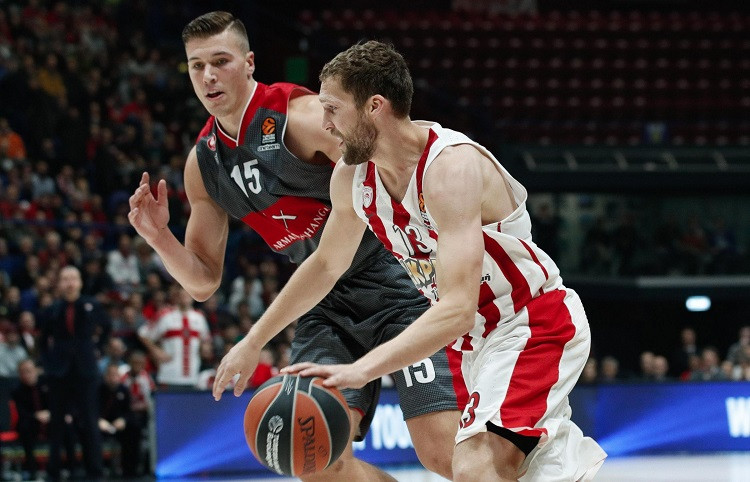 Strēlniekam 10 punkti otrajā puslaikā, "Olympiacos" kļūst par Eirolīgas līderi