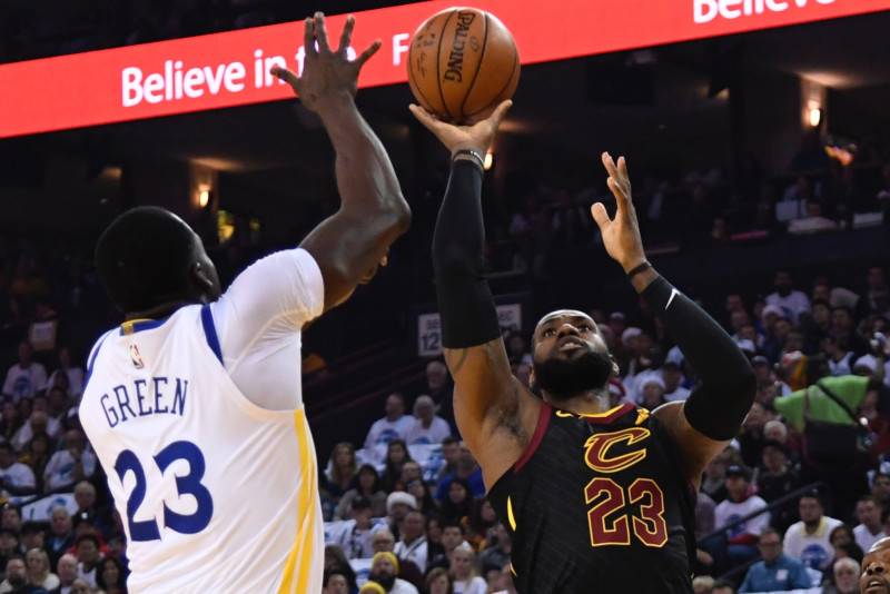 Grīnam vēsturisks "triple-double", "Warriors" aizraujošā spēlē uzveic "Cavaliers"