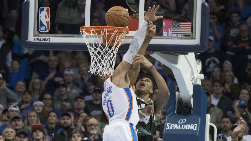 Adetokunbo atnes strīdīgu uzvaru pret "Thunder", "Warriors" zaudē mājās