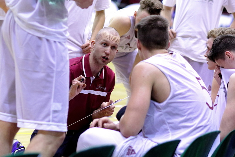 Vēverim 22 punkti, U18 puiši turpina uzvaru gājienu Tallinā