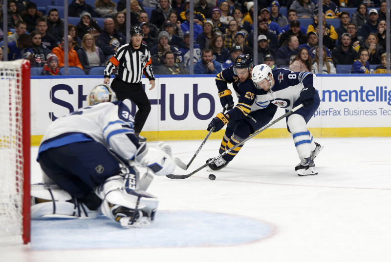 "Jets" iemet septiņas ripas "Sabres" vārtos, Girgensons turpina krāt mīnusus