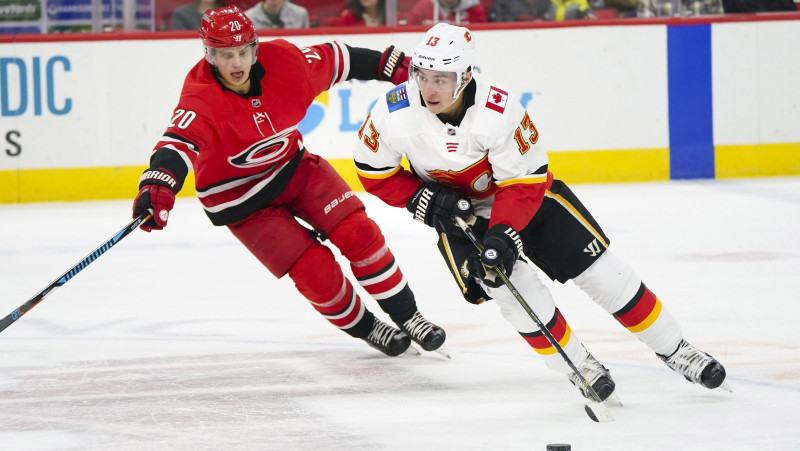 Starp NHL nedēļas trim zvaigznēm divi Kalgari "Flames" spēlētāji