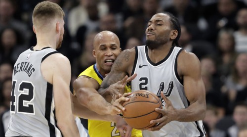 "Spurs" atsāk sarunas ar "Lakers" par Lenarda aizmainīšanu
