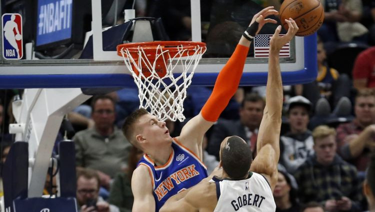 "Knicks" nosargā uzvaru, Porziņģim 18 punkti un trīs bloki divcīņā ar Gobēru