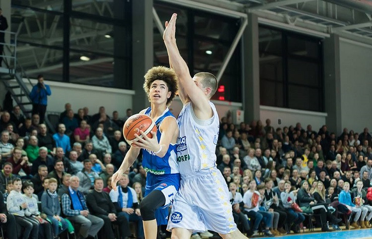 Ausējs sedz Lamelo Bolu un samet 16 punktus uzvarā pār "Vytautas"