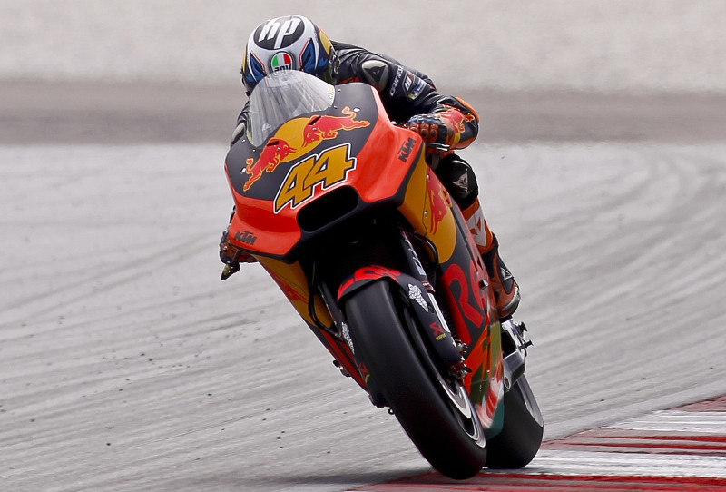 Pols Espargaro ar 250 km/h ietriecas sienā, bet smagas traumas negūst