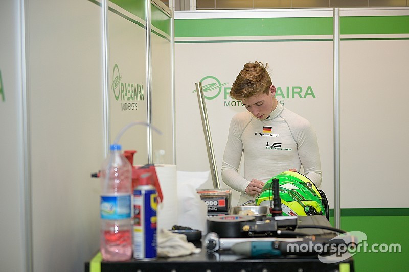 Ralfa Šūmahera dēls formulu sacīkstēs debitē ar pjedestāliem un pirmo uzvaru