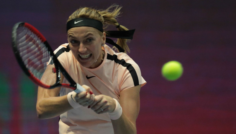 Kvitova un Mladenoviča ar uzvarām trīs setu mačos sasniedz finālu