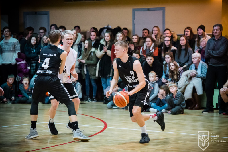 “VEF Rīgas skolu superlīgā” basketbolā startē izslēgšanas turnīra spēles