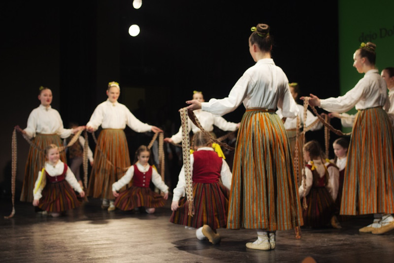 Aicina pieteikties 15. Bērnu tautas deju svētkiem  “Pilna sauja dzintariņu”
