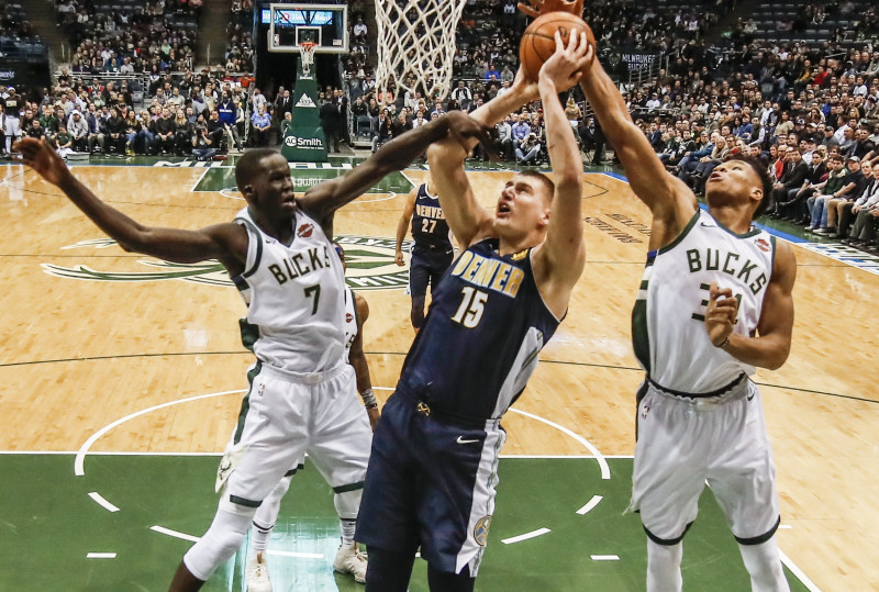 Jokičam "triple-double" jau puslaikā, "Nuggets" uzveic "Bucks"