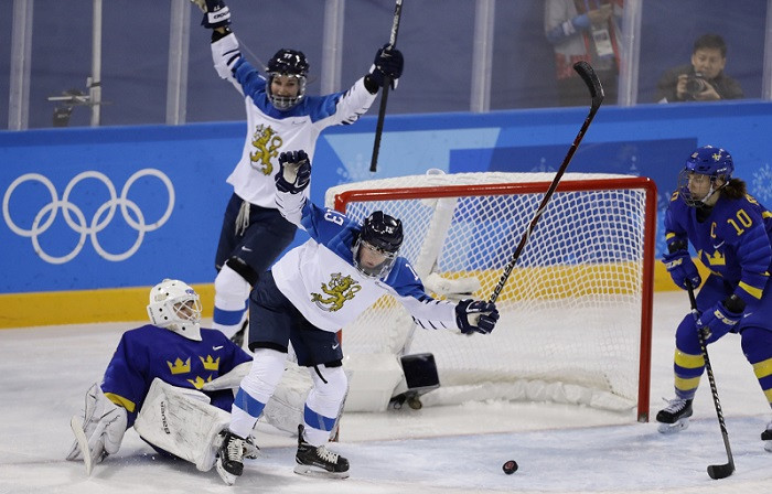 Somietes un krievietes turpinās cīņu par medaļām hokejā