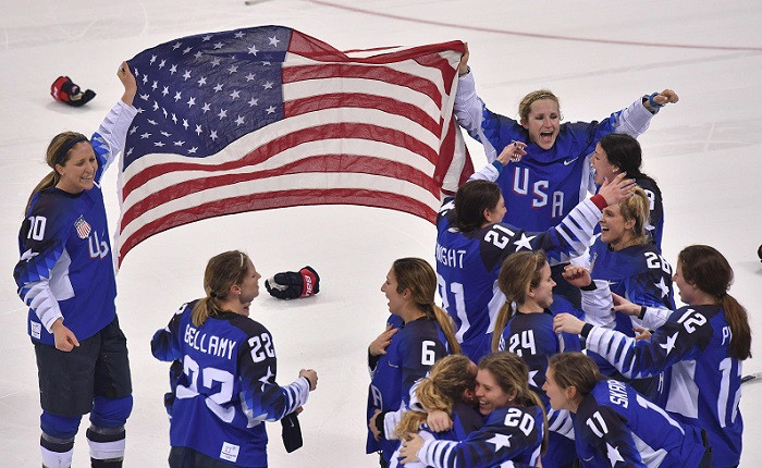 ASV hokejistes izcilā bullīšu sērijā pēc 20 gadu pārtraukuma izcīna olimpisko zeltu