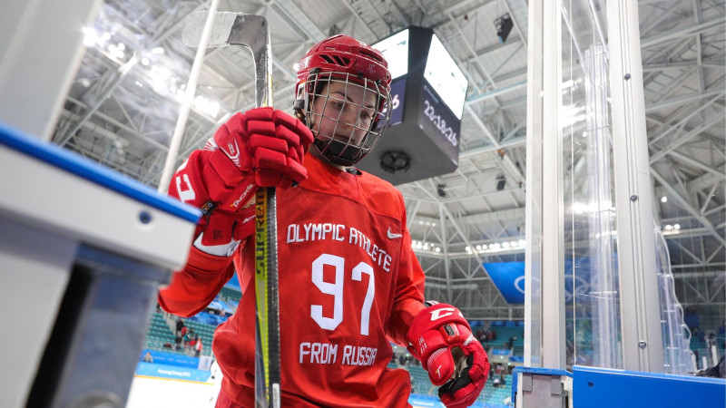 Olimpiskā sportiste no Krievijas par speršanu Somijas hokejistei saņem diskvalifikāciju