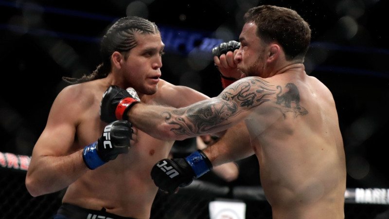 Ortega uzveic Edgaru un tuvojas titulcīņai, Džustino nosargā UFC jostu