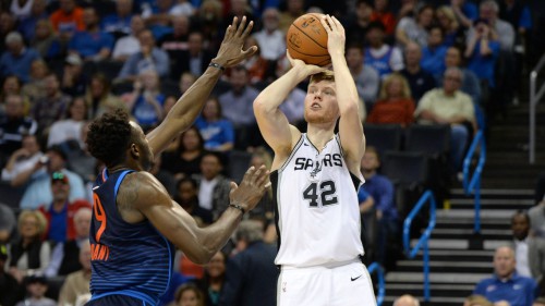 Bertāns un "Spurs" viesos pie Vestbruka: cīņa par "play-off" turpinās