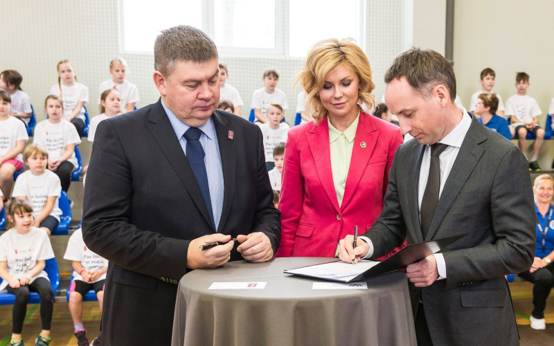 "Maxima" ziedo 200 000 eiro bērnu vieglatlētikai un hokejam