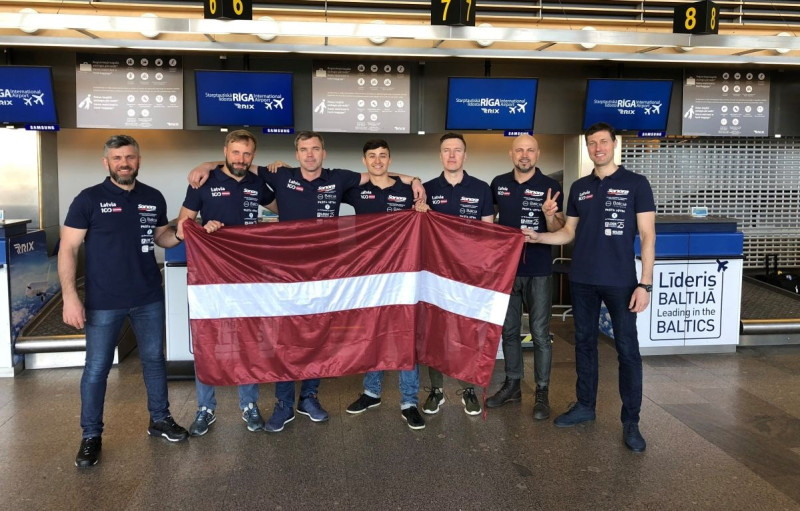 Latvijas mūziķi un uzņēmēji dodas ekspedīcijā ar vēsturiskajiem auto par godu Latvijas simtgadei