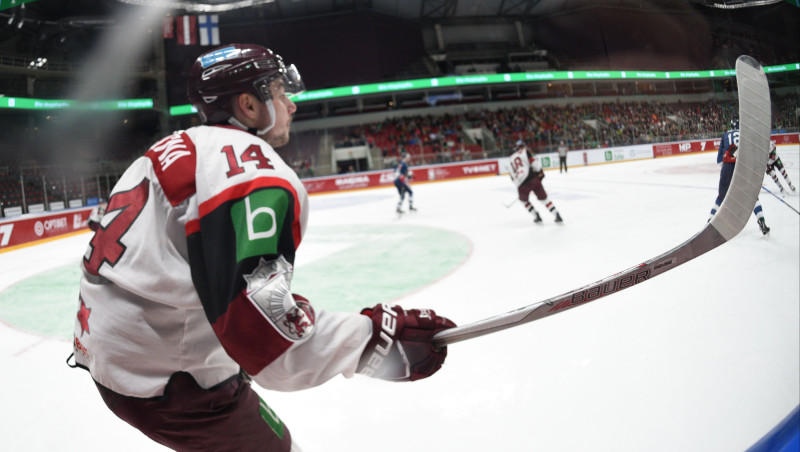 Latvijas izlase pirms spēles pret Kanādu piesaka aizsargu Siksnu