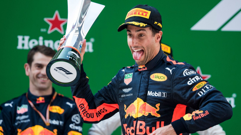 Lielisks ātrums distances otrajā pusē ļauj Rikjardo uzvarēt Ķīnas "Grand Prix"
